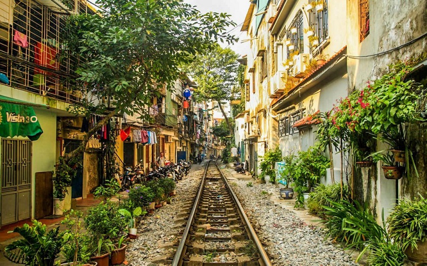 hanoi-train-street-01