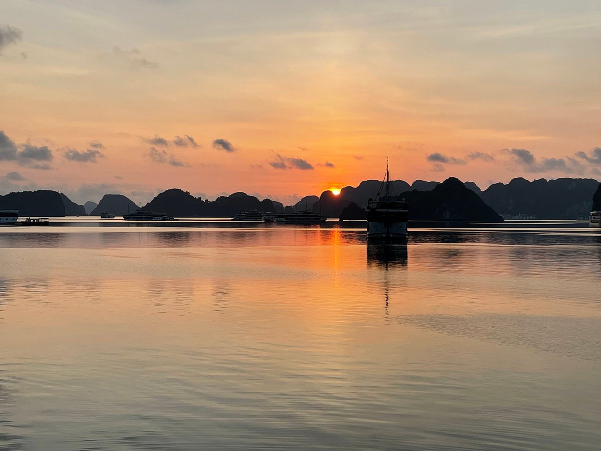 halong-bay-at-sunrise