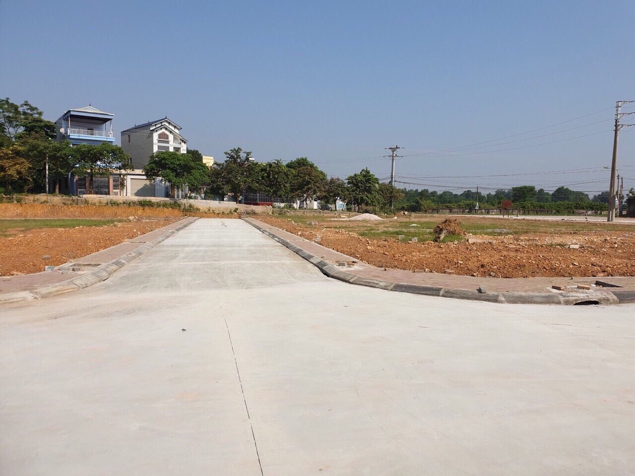 Tin bất động sản ngày 23/9: Nhiều lô đất ven Hà Nội đấu giá khởi điểm chỉ từ 1 triệu đồng/m2