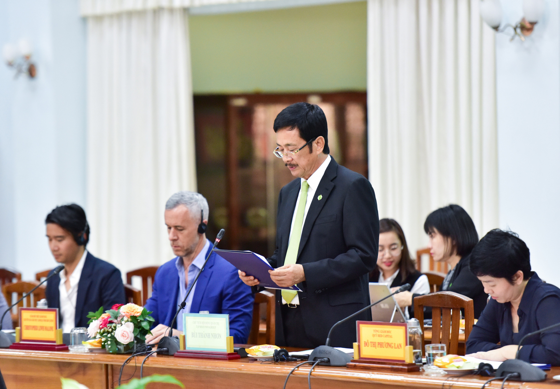 nh 2 Ông Bùi Thành Nhơn - Chủ tịch HĐQT NovaGroup phát biểu tại buổi làm việc