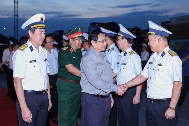 Thủ tướng nhiệt liệt chúc mừng, đánh giá cao và biểu dương những thành tích của tập thể lãnh đạo và cán bộ, công nhân viên, người lao động Tổng công ty Tân Cảng Sài Gòn