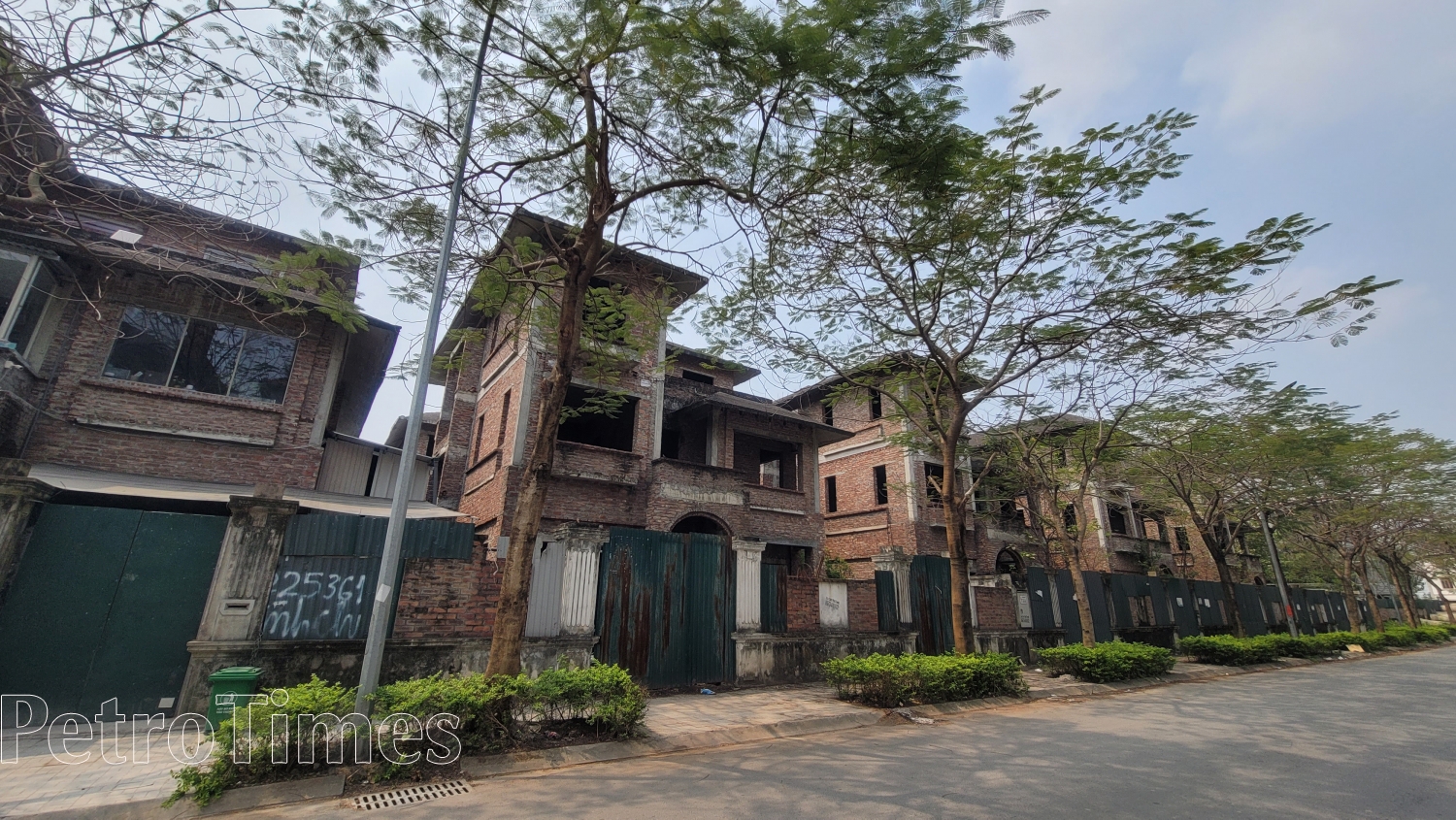 Khu nhà ở biệt thự Hoa Phượng nằm ở Nam An Khánh, Hoài Đức, Hà Nội được xây dựng với 100% sản phẩm là biệt thự nhà vườn, song lập.