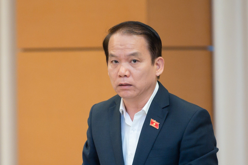 Chủ nhiệm Ủy ban Pháp luật của Quốc hội Hoàng Thanh Tùng trình bày báo cáo thẩm tra