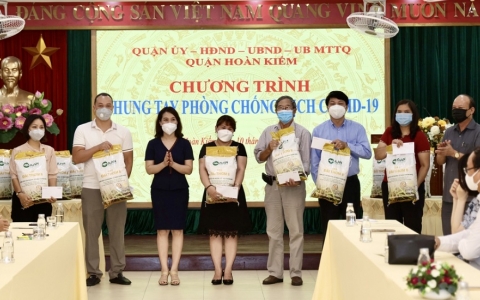 T&T Group và Ngân hàng SHB trao tặng 1.365 suất quà hỗ trợ người nghèo quận Hoàn Kiếm, Hà Nội