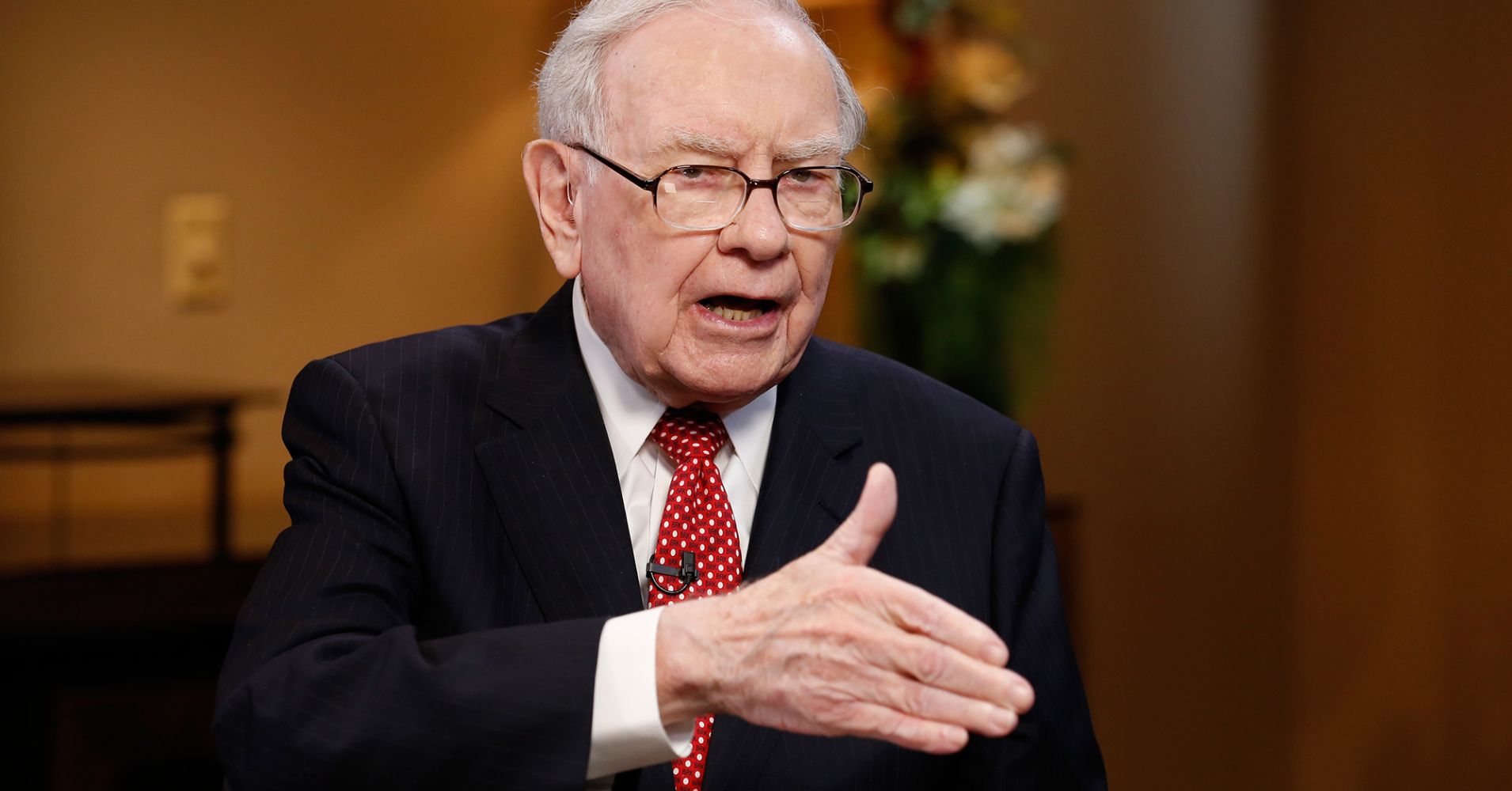 trieu-phu-tu-than (0)Huyền thoại đầu tư Warren Buffett, người sở hữu gần 100 tỷ USD thích mua xe giảm giá và sử dụng chúng lâu đến nỗi con gái ông phải nhắc rằng đã đến lúc đổi xe