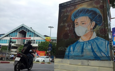 Bốt điện Hà Nội được 'khoác' lên mình những bức tranh cổ động về đội ngũ y bác sĩ