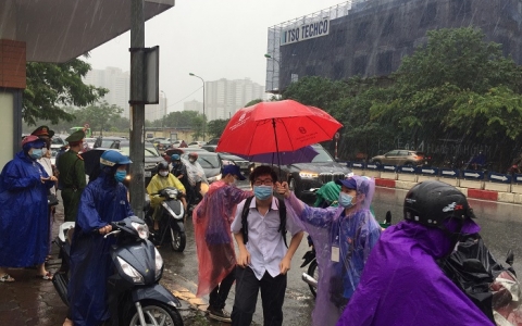 Sĩ tử Hà Nội vượt ải ‘vũ môn’ cuối cùng trong trời mưa tầm tã