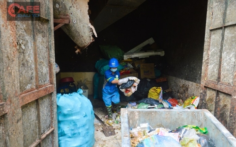 Cuộc sống cơ cực của những người công nhân làm nghề thu gom rác bị nợ lương