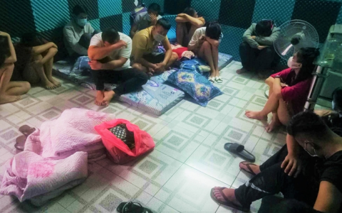 Quảng Ngãi: 35 nam, nữ tụ tập trong nhà nghỉ bất chấp lệnh cấm