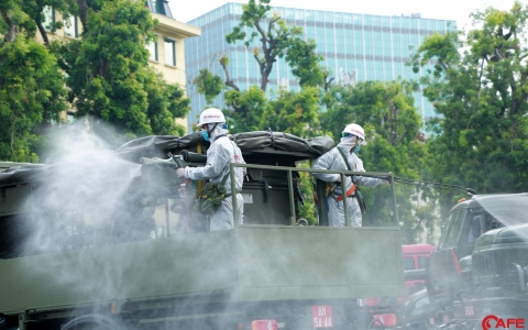 Lực lượng chức năng tiến hành phun khử khuẩn diện rộng trên địa bàn Thủ đô