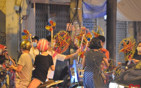 Hà Nội: Người dân nô nức đi chơi Trung thu trên phố cổ trước ngày nới lỏng giãn cách