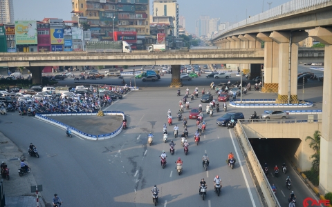 Hà Nội ngày đầu nới lỏng giãn cách: Chợ dân sinh tấp nập người mua kẻ bán, giao thông Thủ đô ùn ứ kéo dài