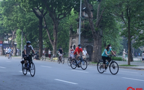 Hà Nội: Hàng trăm người tập thể dục buổi sáng ở Hồ Gươm, Hồ Tây
