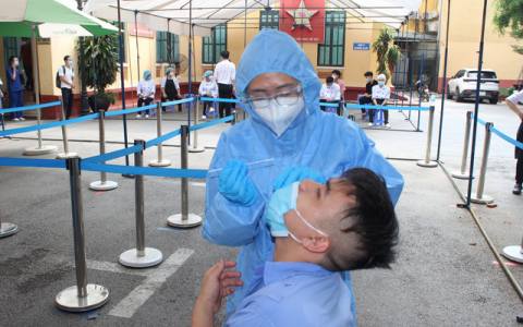 Nóng: Hàng nghìn người liên quan đến Bệnh viện Việt Đức