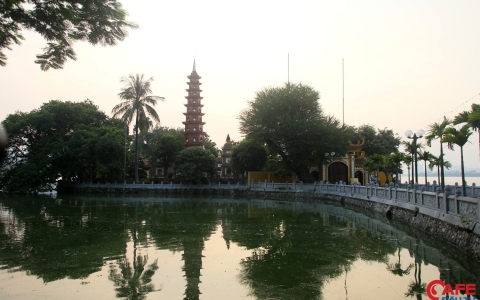 Đền chùa đóng cửa, người dân Hà Nội đứng vái vọng từ xa trong ngày mùng 1