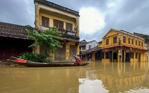 Mưa cực lớn ở miền Trung kết thúc nhưng nguy cơ ngập lụt vẫn rất lớn