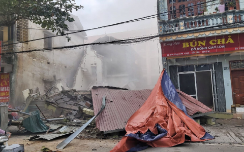 Lào Cai: Ngôi nhà 3 tầng mặt phố bất ngờ đổ sập hoàn toàn