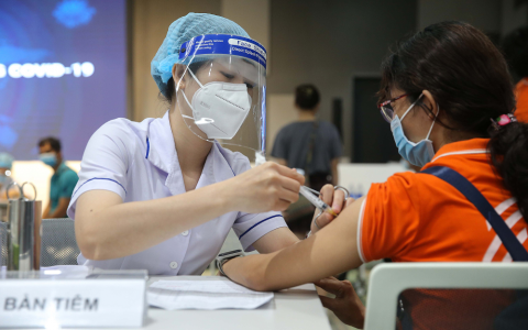 Quảng Nam: Nam sinh lớp 11 tiêm 2 mũi vắc xin trong 10 phút
