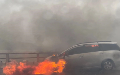 Xe ô tô 7 chỗ bốc cháy dữ dội trong mưa gió