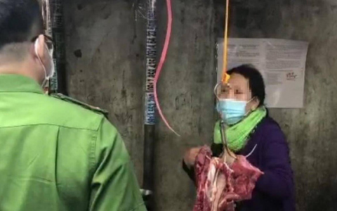 Đà Nẵng: 2 mẹ con tiểu thương trốn cách ly y tế ra chợ bán thịt