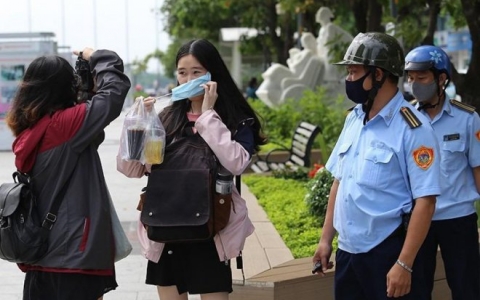 Hà Nội nghiêm khắc xử phạt người dân không đeo khẩu trang nơi công cộng