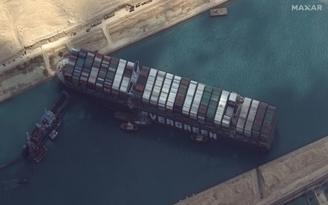 Siêu tàu container chặn ngang Suez đã 'khẽ cử động'