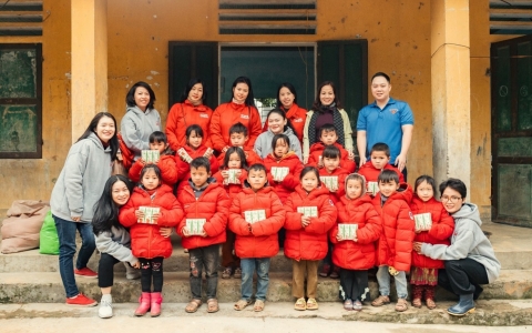 Home Credit tặng quà Tết cho trẻ em khó khăn tại Hà Giang