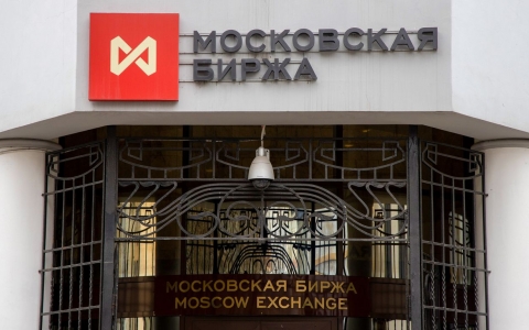Thị trường chứng khoán Nga biến động mạnh sau 1 tháng đóng cửa 