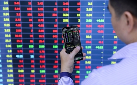 Cổ phiếu bluechips kéo Vn-Index giảm mạnh hơn 15 điểm