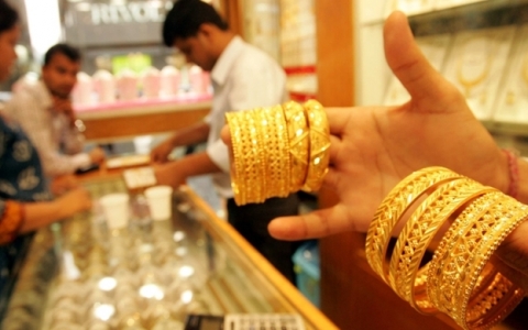 Giá vàng tiếp tục tăng do lo ngại lạm phát