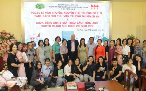 PGS.TS. Lê Văn Truyền, Nguyên Thứ trưởng Bộ Y tế tặng sách cho Thư viện Trường ĐH Kinh doanh và Công nghệ Hà Nội
