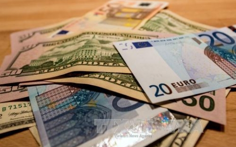 Nhân tố nào đẩy đồng euro xuống gần ngang giá với đồng USD?