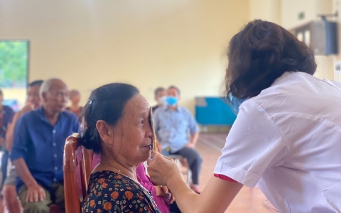 Khoa Mắt Bệnh viện GTVT tổ chức khám, cấp thuốc cho người cao tuổi tại Tiên Du, Bắc Ninh