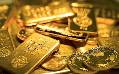 Giá vàng tiếp tục giảm do đồng đô la Mỹ giữ ở mức cao