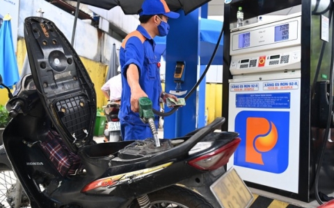 Giá xăng dầu đồng loạt giảm hơn 1.000 đồng/lít