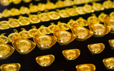 Thêm một phiên giảm, giá vàng thế giới chạm mức thấp nhất trong vòng hơn hai năm