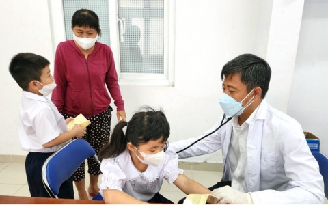 200 trẻ em quận 8 – TP. HCM được khám bệnh, tư vấn sức khỏe, cấp phát thuốc miễn phí