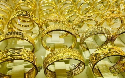 Giá vàng trong nước lùi về sát mốc 67 triệu đồng/lượng