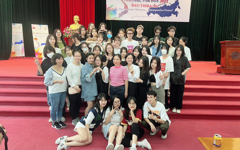 Sinh viên khoa NN Nga – Hàn HUBT tham gia Festival văn hóa “Đa sắc màu Việt – Nga”
