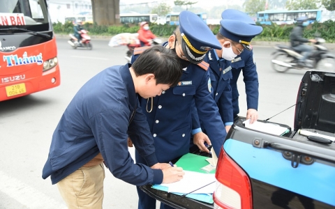 1 tháng, thanh tra giao thông Hà Nội tước hơn 100 giấy phép lái xe
