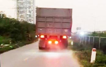 Hà Nội: Xử phạt tài xế xe tải đi ngược chiều tại đường gom cao tốc