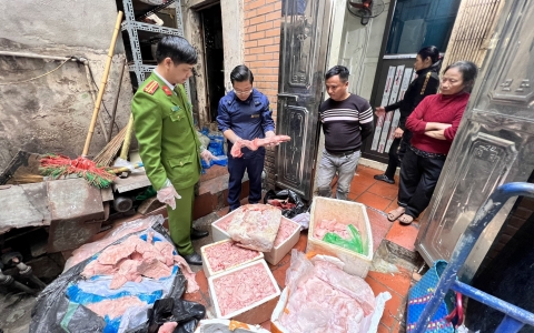 Hà Nội: Tiêu hủy hơn 2,3 tấn thực phẩm hôi thối suýt lên bàn nhậu