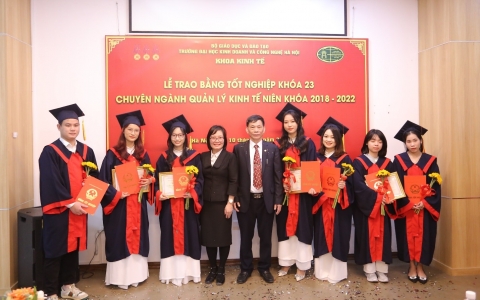 Lễ trao bằng tốt nghiệp Cử nhân Kinh tế khóa 23