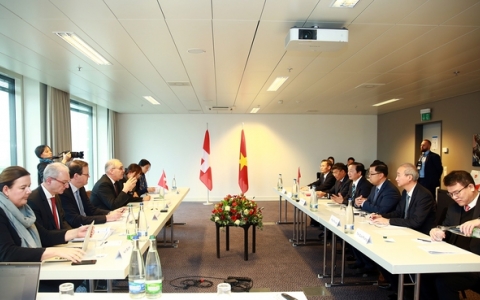 Phó Thủ tướng Trần Hồng Hà làm việc với các doanh nghiệp và nhà đầu tư Thụy Sỹ