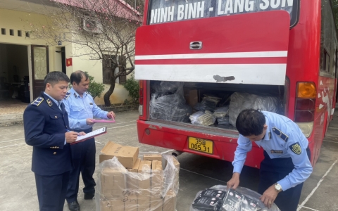 Phát hiện hàng nghìn sản phẩm nhập lậu trên xe khách Lạng Sơn - Ninh Bình