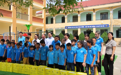 Trao tặng nhiều phần quà ý nghĩa cho học sinh nghèo Trường Tiểu học Sơn Lạc, Tuyên Quang năm học 2022-2023