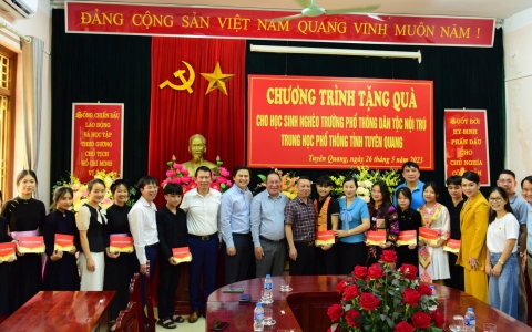 Trao tặng nhiều phần quà ý nghĩa cho học sinh nghèo của Trường THPT Dân tộc Nội trú tỉnh Tuyên Quang năm học 2022-2023