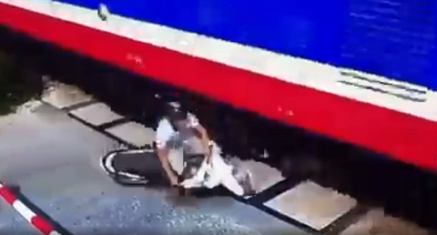 Clip thanh niên đi xe máy cố tình vượt rào chắn để 'đọ sức' với tàu hỏa