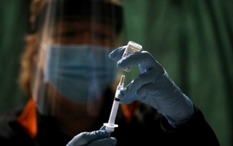 15 người Mỹ sốc phản vệ sau tiêm vaccine ngừa Covid-19 của Moderna