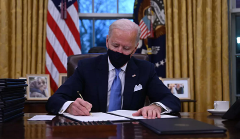 Tổng thống Mỹ Joe Biden ký hai sắc lệnh cứu trợ kinh tế
